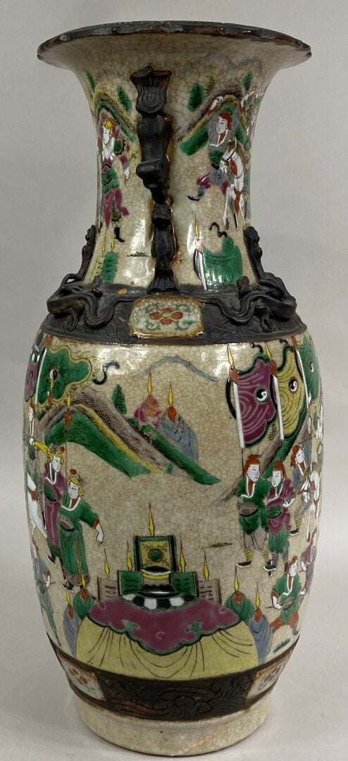 CHINE, NANKIN - Vase balustre en grès émaillée polychrome à décor de scènes de…