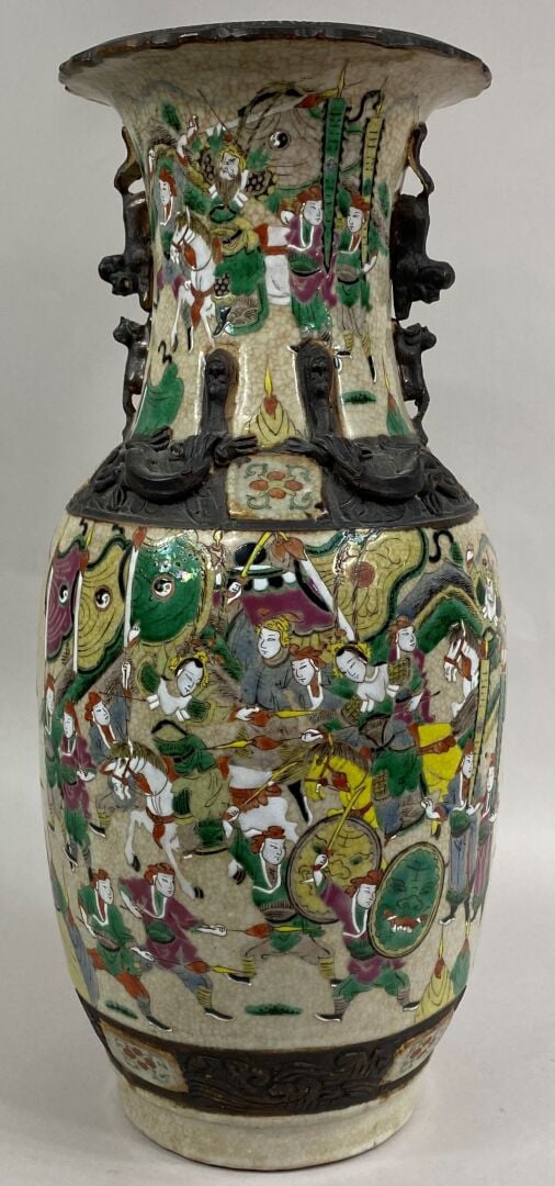 CHINE, NANKIN - Vase balustre en grès émaillée polychrome à décor de scènes de…