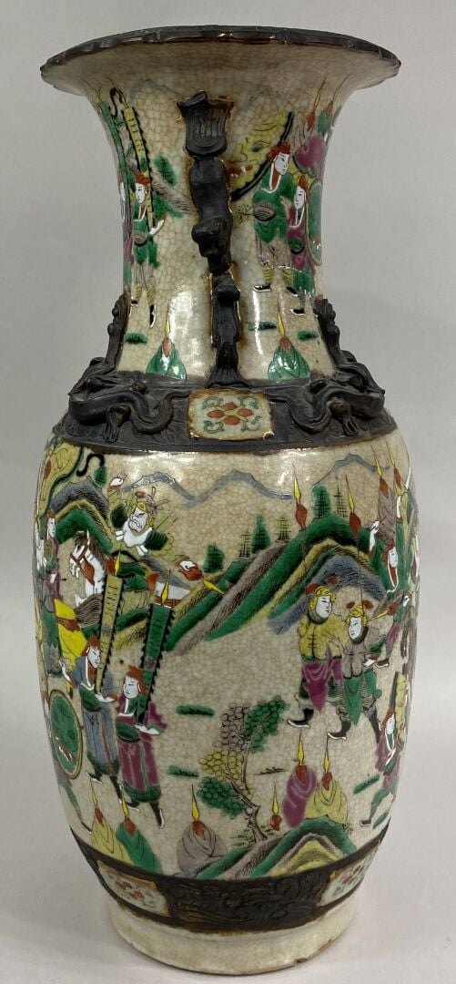 CHINE, NANKIN - Vase balustre en grès émaillée polychrome à décor de scènes de…