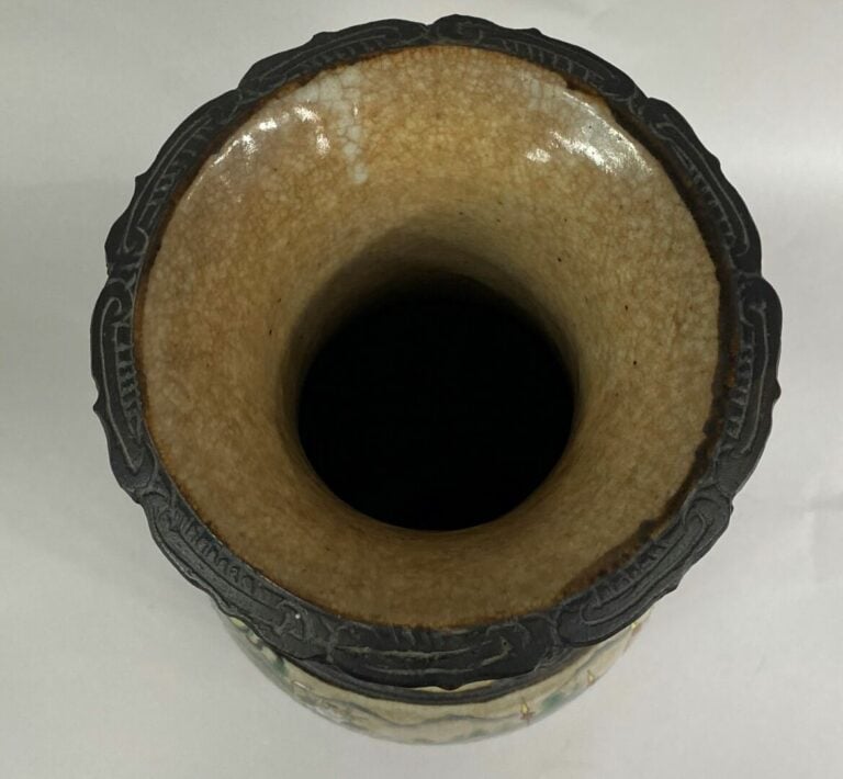 CHINE, NANKIN - Vase balustre en grès émaillée polychrome à décor de scènes de…