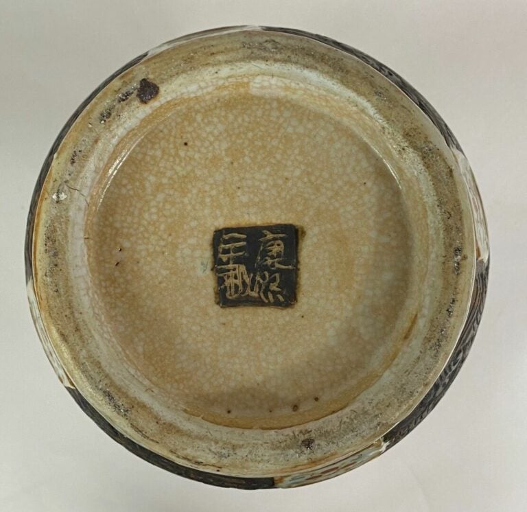 CHINE, NANKIN - Vase balustre en grès émaillée polychrome à décor de scènes de…