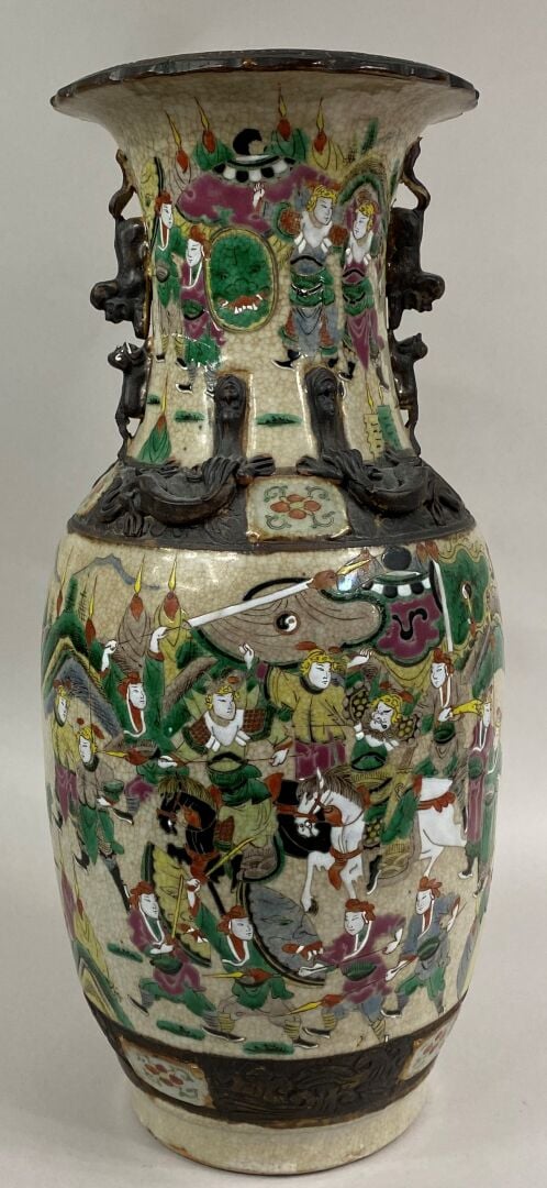 CHINE, NANKIN - Vase balustre en grès émaillée polychrome à décor de scènes de…