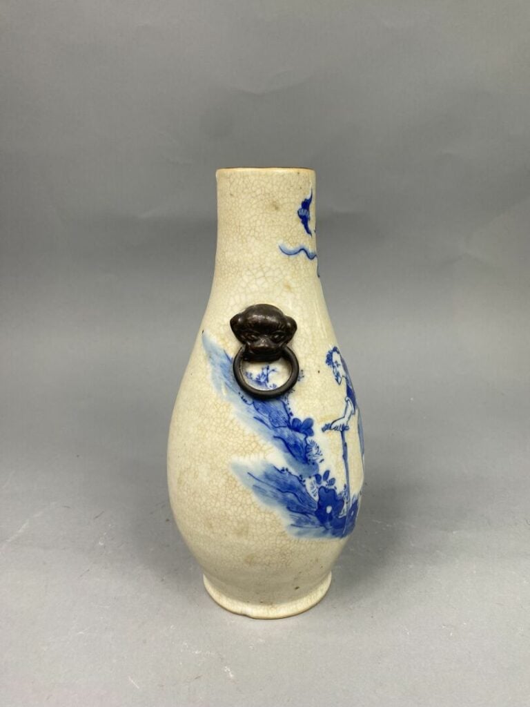 Chine, Nankin - Vase balustre en porcelaine de Nankin à fond crème craquelé à d…