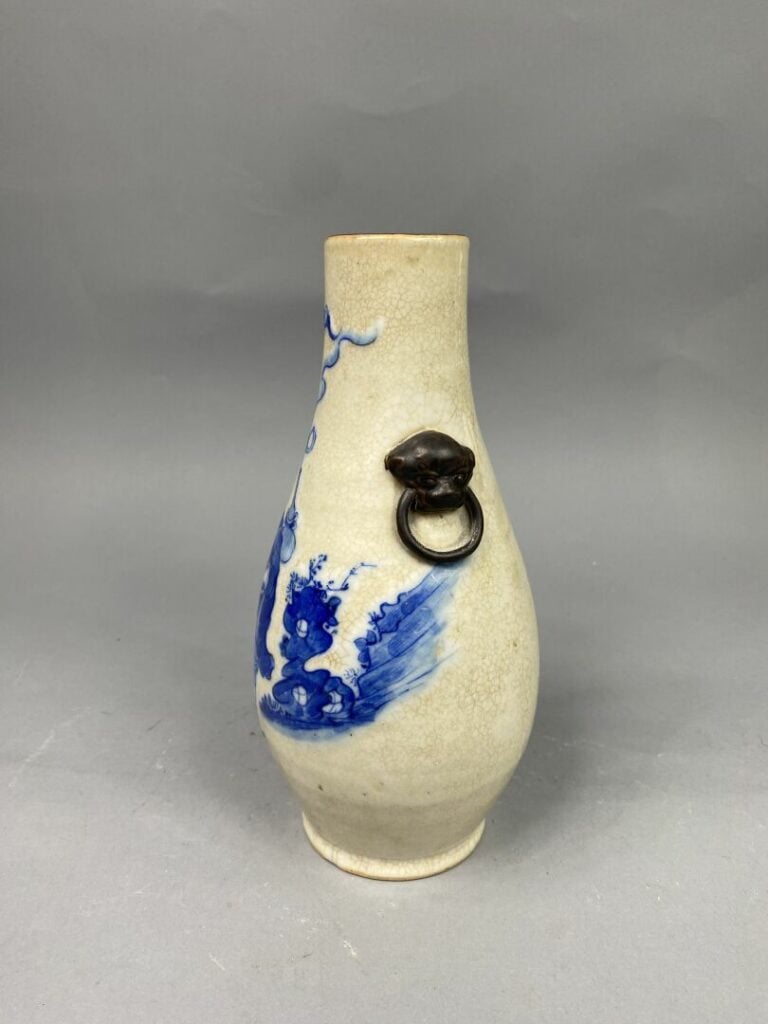 Chine, Nankin - Vase balustre en porcelaine de Nankin à fond crème craquelé à d…
