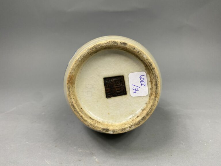 Chine, Nankin - Vase balustre en porcelaine de Nankin à fond crème craquelé à d…