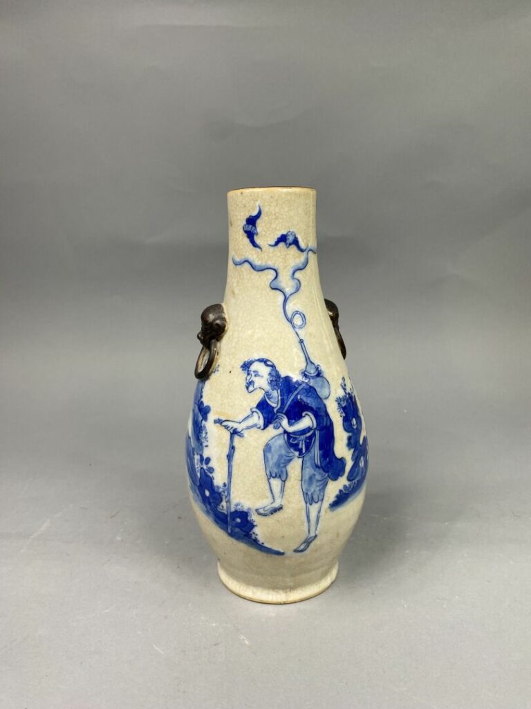 Chine, Nankin - Vase balustre en porcelaine de Nankin à fond crème craquelé à d…