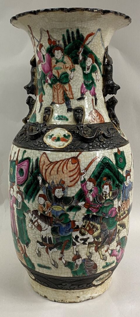 CHINE, NANKIN, XIXe - XXe siècle - Vase en grès de Nankin à décor de guerriers…