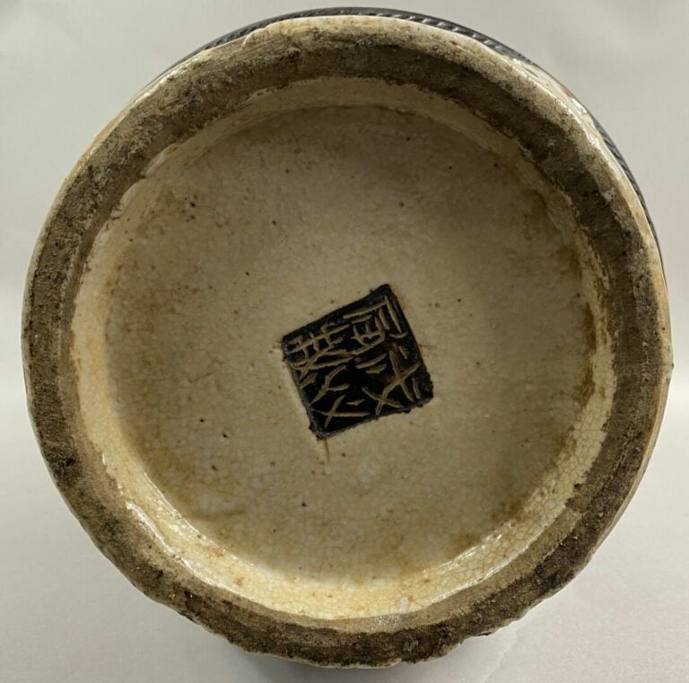 CHINE, NANKIN, XIXe - XXe siècle - Vase en grès de Nankin à décor de guerriers…