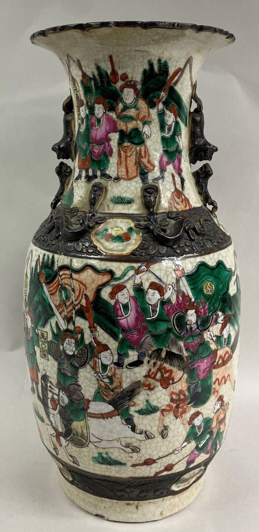 CHINE, NANKIN, XIXe - XXe siècle - Vase en grès de Nankin à décor de guerriers…