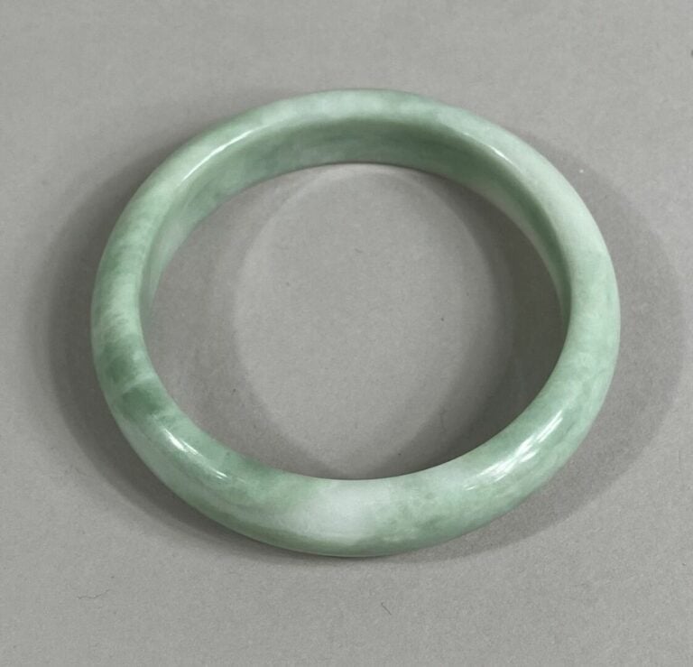 CHINE OU VIETNAM - Bracelet jonc en jade jadéite laiteux - (caractère naturel d…