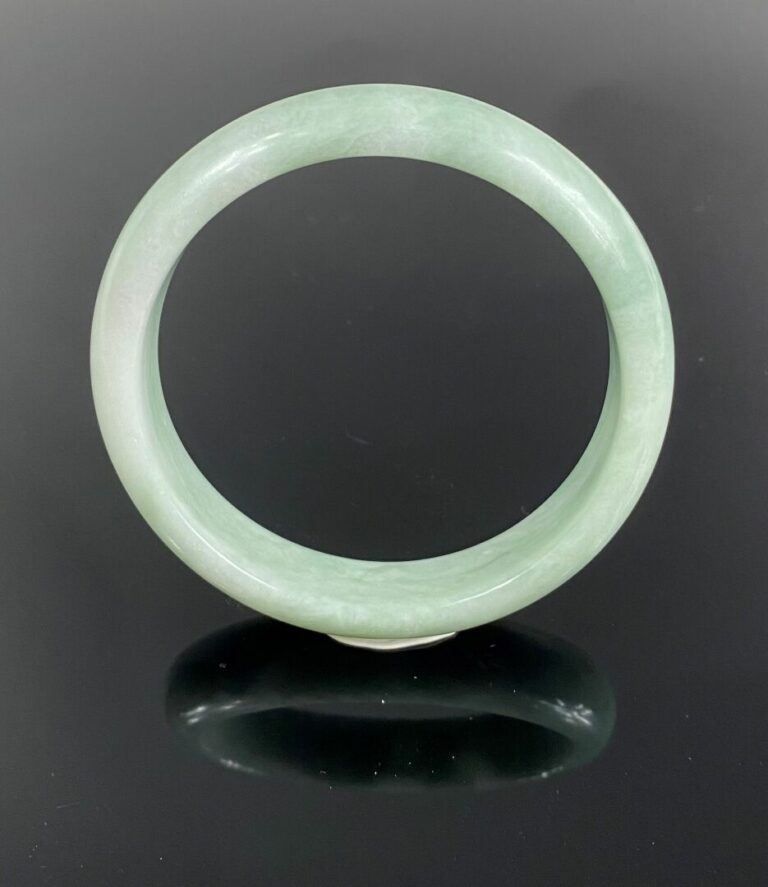 CHINE OU VIETNAM - Bracelet jonc en jade jadéite laiteux - (caractère naturel d…