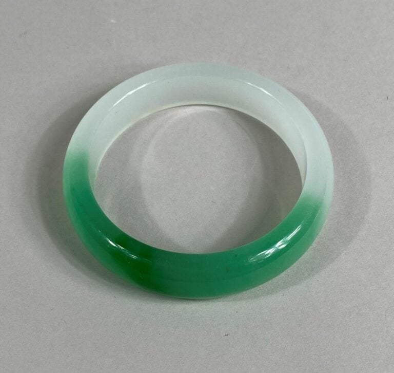 CHINE OU VIETNAM - Bracelet jonc en jade jadéite "mousse dans la neige" - (cara…