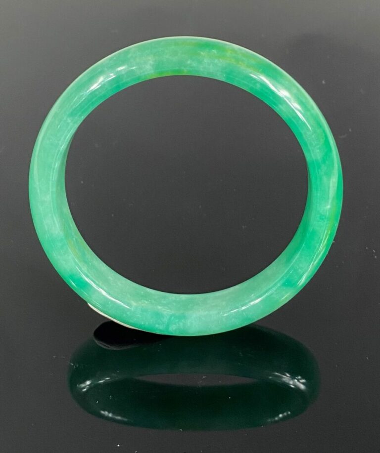 CHINE OU VIETNAM - Bracelet jonc en jade jadéite "mousse dans la neige" - (cara…