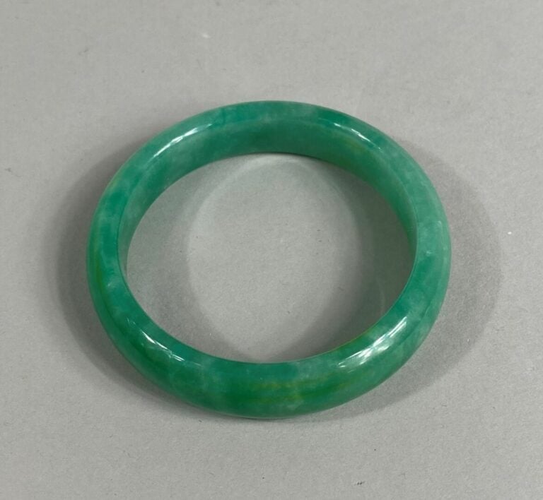 CHINE OU VIETNAM - Bracelet jonc en jade jadéite "mousse dans la neige" - (cara…