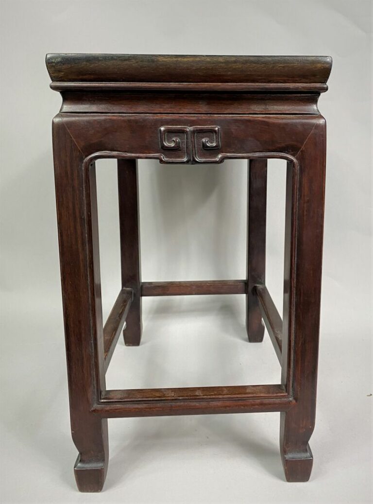 CHINE ou VIETNAM - Petite table d'appoint en bois sculpté - 38,5 x 32 x 22,5 cm…