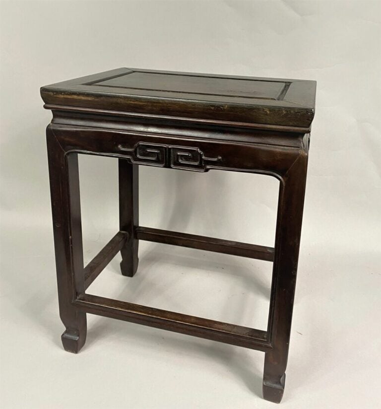 CHINE ou VIETNAM - Petite table d'appoint en bois sculpté - 38,5 x 32 x 22,5 cm…
