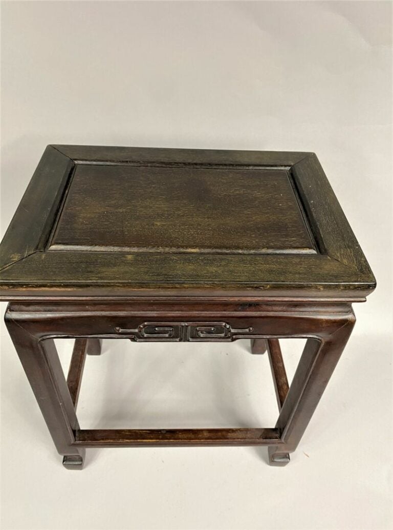 CHINE ou VIETNAM - Petite table d'appoint en bois sculpté - 38,5 x 32 x 22,5 cm…