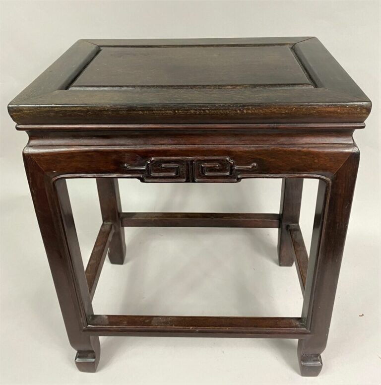 CHINE ou VIETNAM - Petite table d'appoint en bois sculpté - 38,5 x 32 x 22,5 cm…