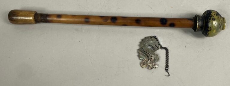 CHINE ou VIETNAM, Vers 1900 - Lot comprenant : - - une pipe à opium. Fût de bam…