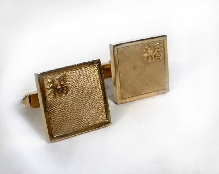 CHINE - Paire de boutons de manchettes carrés en or à caractère Fu - 10.1 gramm…