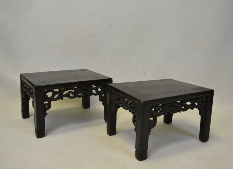 CHINE - Paire de petites tables basses d'appoint en bois indigène sculpté - De…