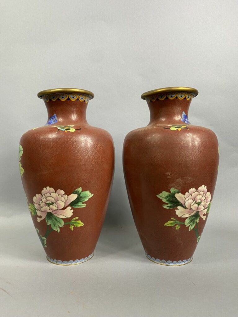 CHINE - Paire de vases balustre en émaux cloisonnés à décor de pivoines et papi…