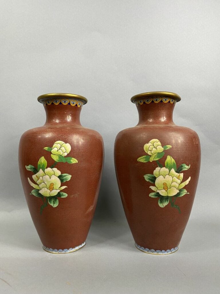CHINE - Paire de vases balustre en émaux cloisonnés à décor de pivoines et papi…