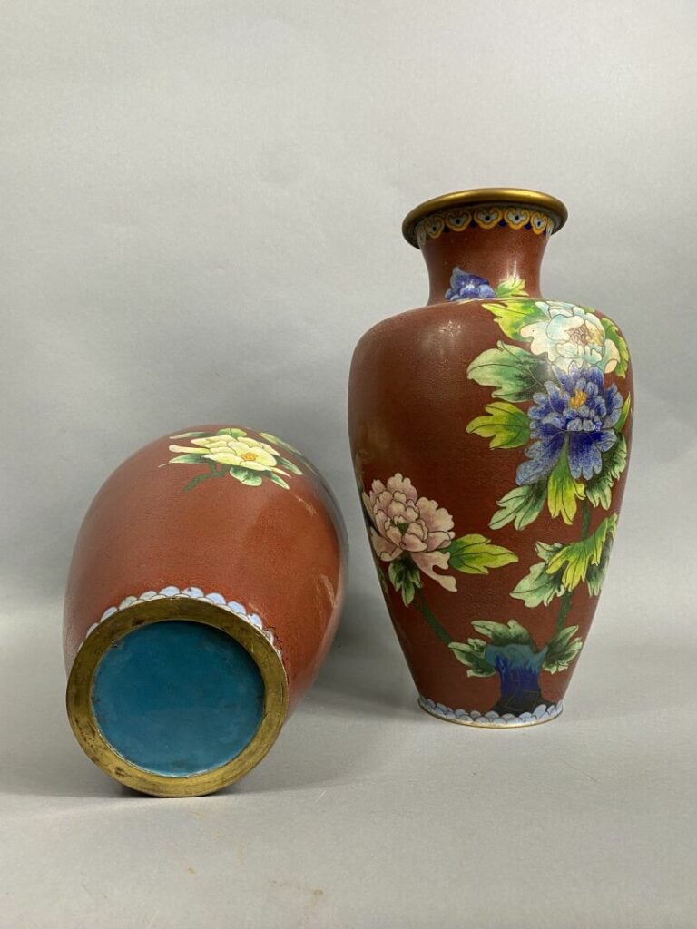 CHINE - Paire de vases balustre en émaux cloisonnés à décor de pivoines et papi…