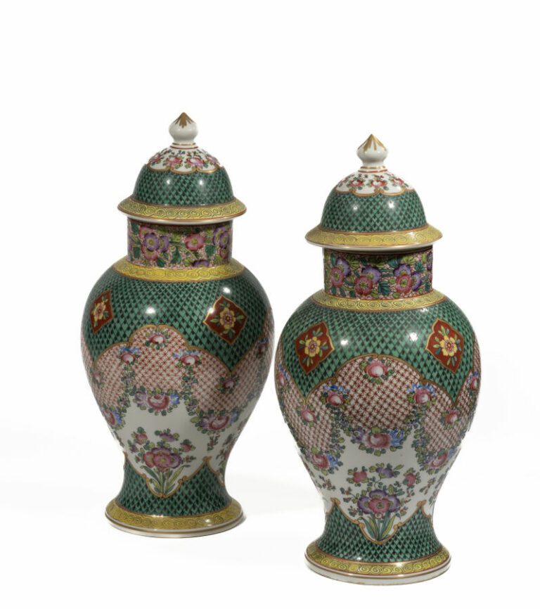 CHINE - Paire de vases balustres couverts, à décor polychromes de frises et méd…