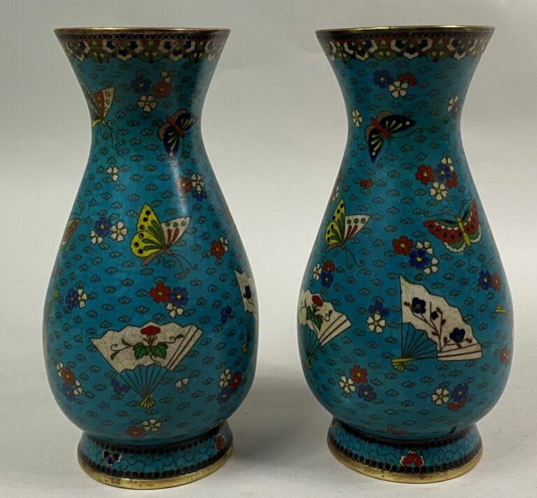 CHINE - Paire de vases balustres en émaux cloisonnés à décor de papillons, fleu…