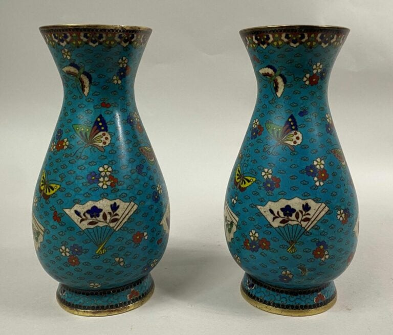 CHINE - Paire de vases balustres en émaux cloisonnés à décor de papillons, fleu…