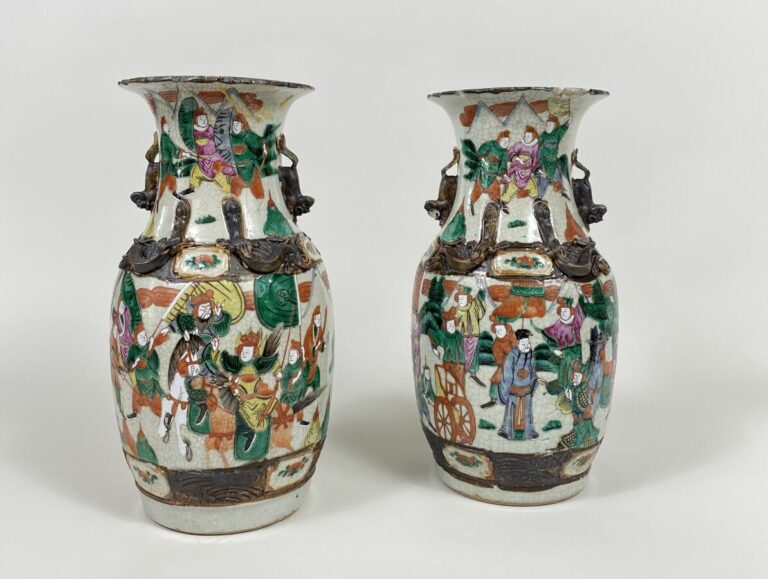 CHINE. Paire de vases Canton émaillés polychromes à décor de personnages de cou…