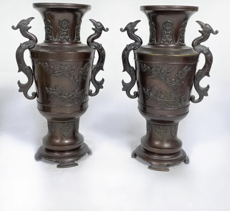 CHINE - Paire de vases en bronze, de forme balustre à décor d'oiseaux près de b…