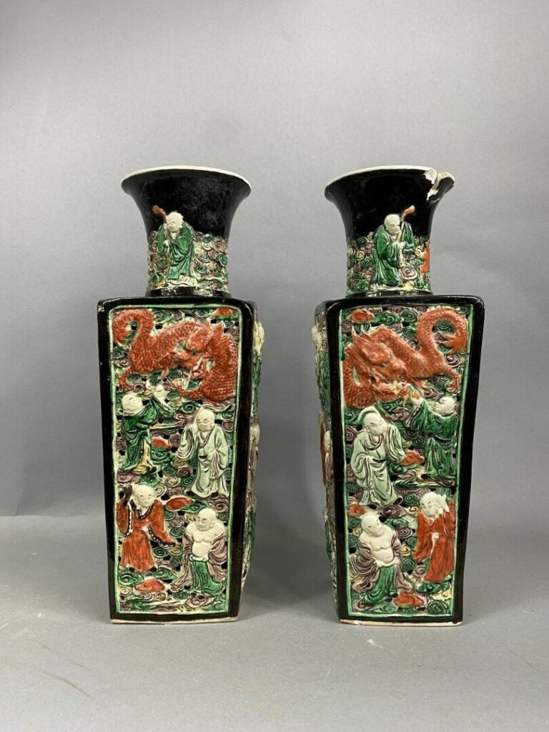 CHINE - Paire de vases quadrangulaires à col évasé en céramique émaillée à déco…