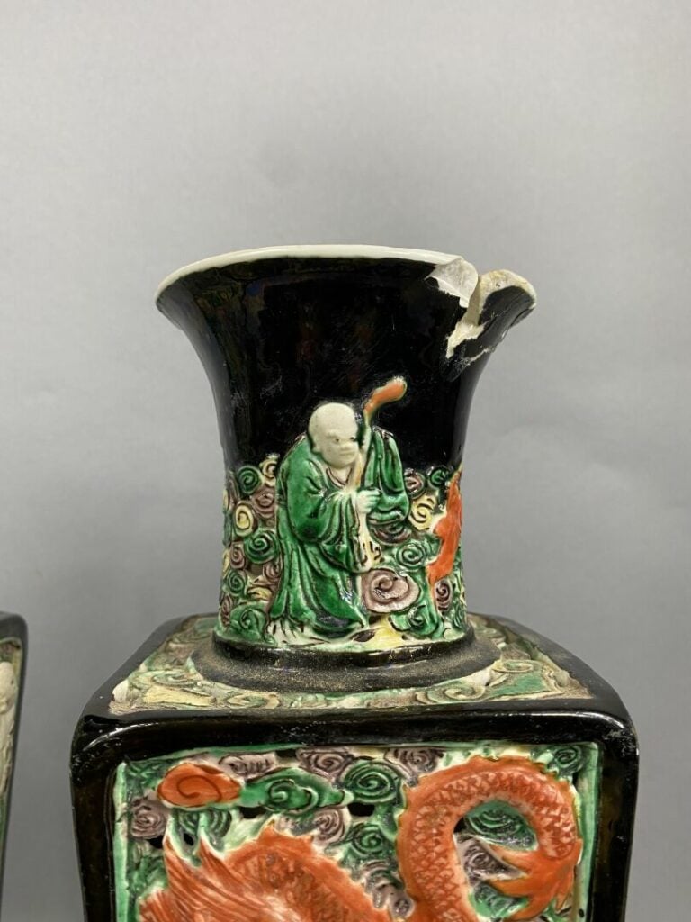 CHINE - Paire de vases quadrangulaires à col évasé en céramique émaillée à déco…