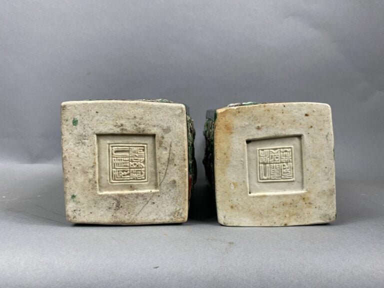 CHINE - Paire de vases quadrangulaires à col évasé en céramique émaillée à déco…