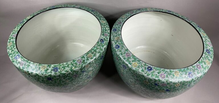 CHINE - Paire de vasques en porcelaine émaillée à décor de frises de fleurs sur…