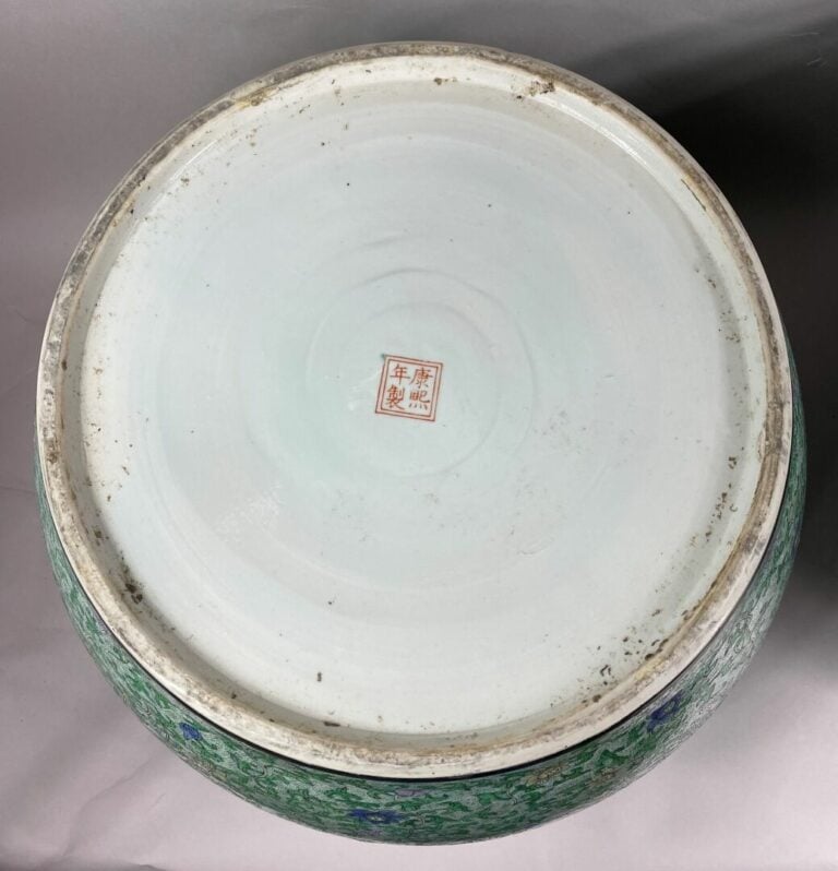 CHINE - Paire de vasques en porcelaine émaillée à décor de frises de fleurs sur…