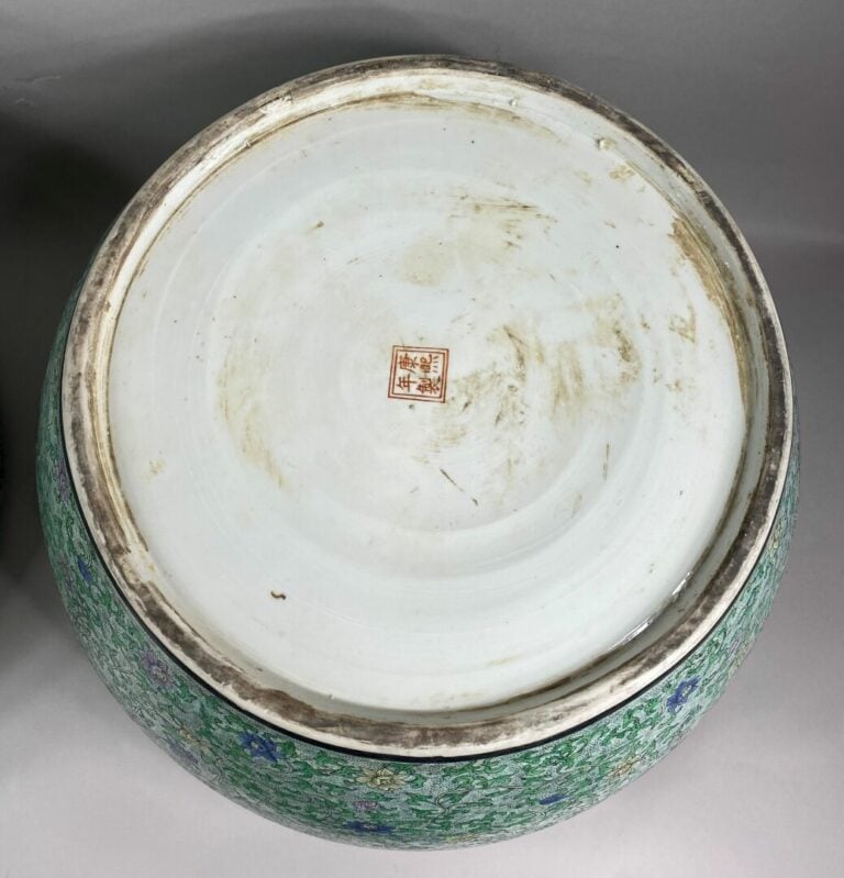CHINE - Paire de vasques en porcelaine émaillée à décor de frises de fleurs sur…