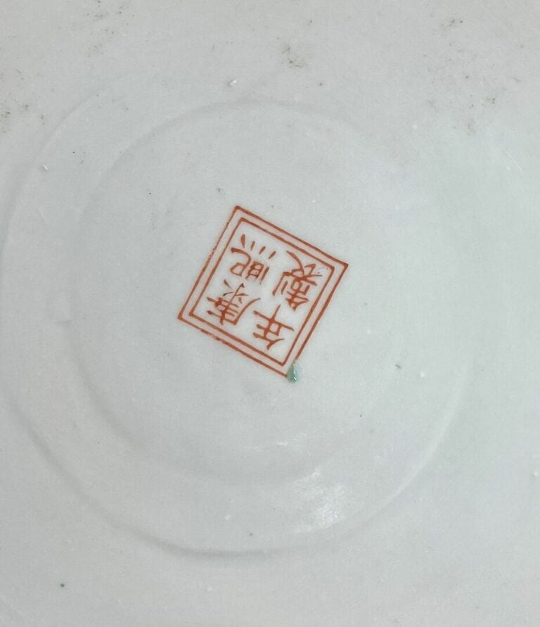 CHINE - Paire de vasques en porcelaine émaillée à décor de frises de fleurs sur…