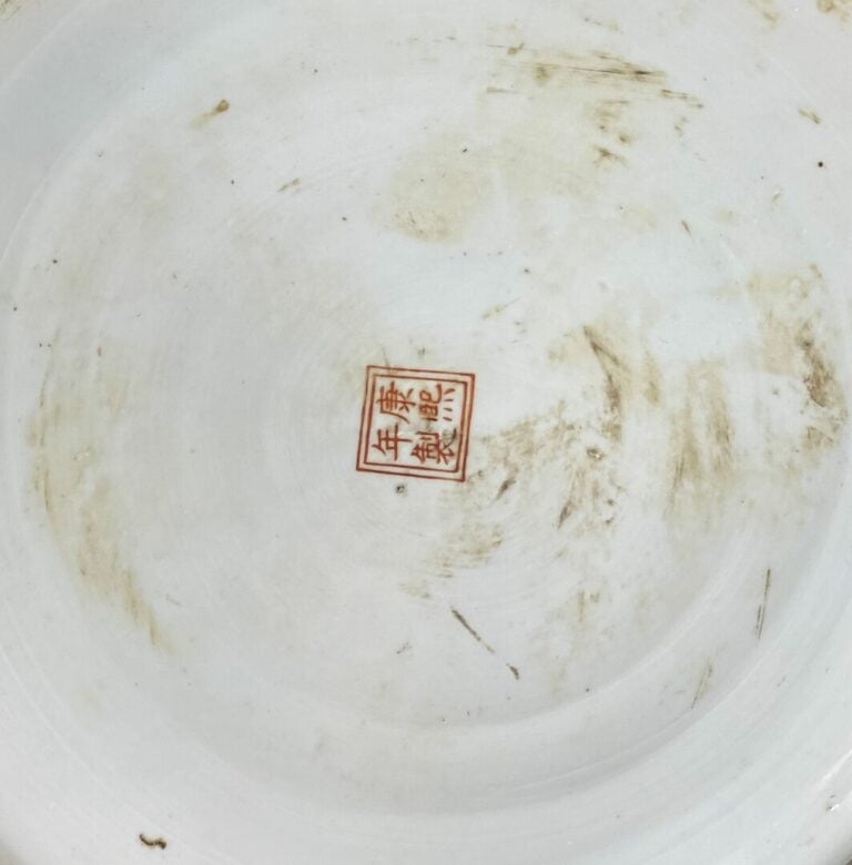 CHINE - Paire de vasques en porcelaine émaillée à décor de frises de fleurs sur…