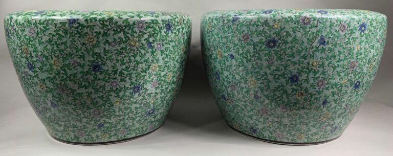 CHINE - Paire de vasques en porcelaine émaillée à décor de frises de fleurs sur…