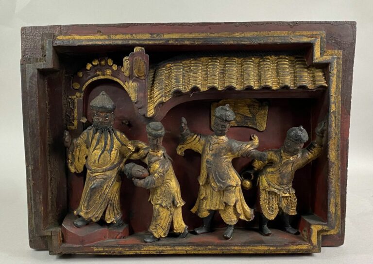 CHINE, - Panneau en bois laqué doré sculpté représentant le retour des soldats…