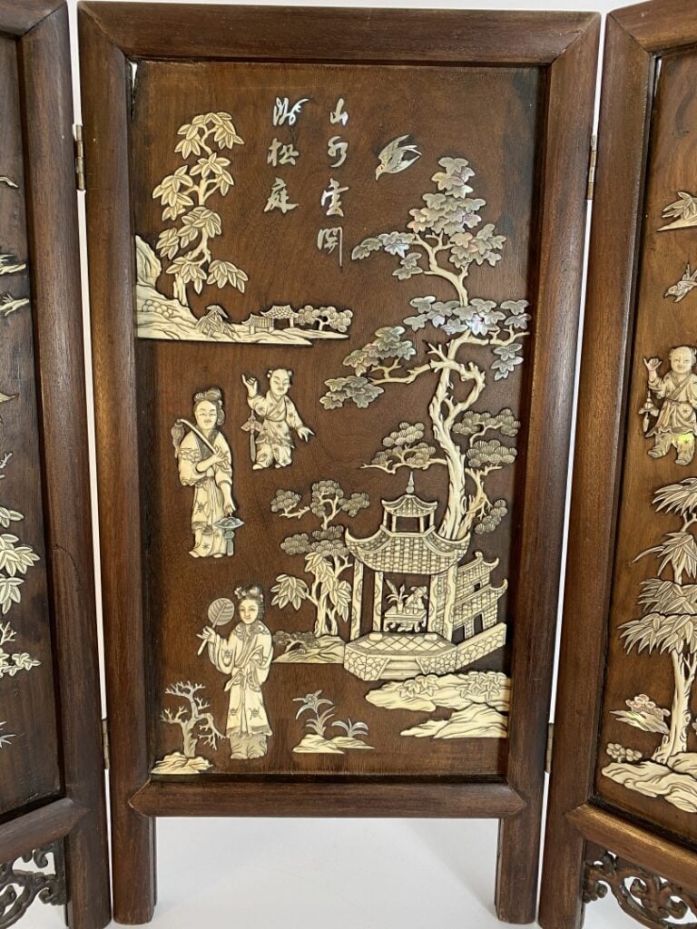 CHINE - Paravent en bois avec incrustations de nacre et os composé de trois vol…