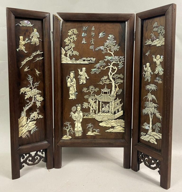 CHINE - Paravent en bois avec incrustations de nacre et os composé de trois vol…
