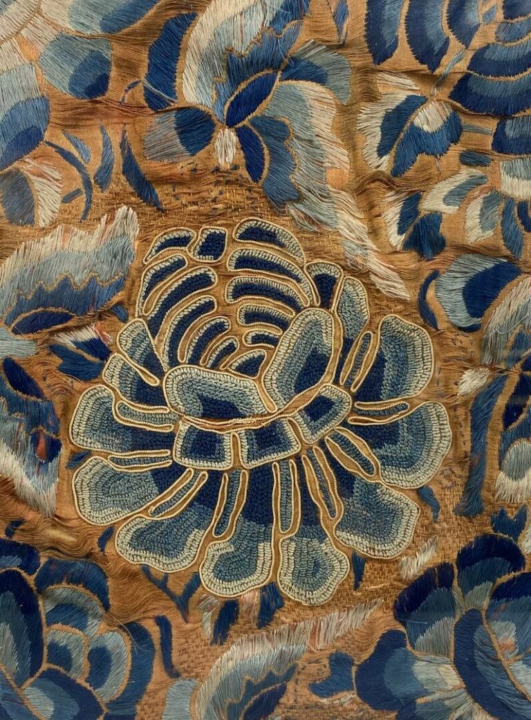CHINE - Partie de broderie dans les tons orange et bleu, encadrée - 30 x 24 cm