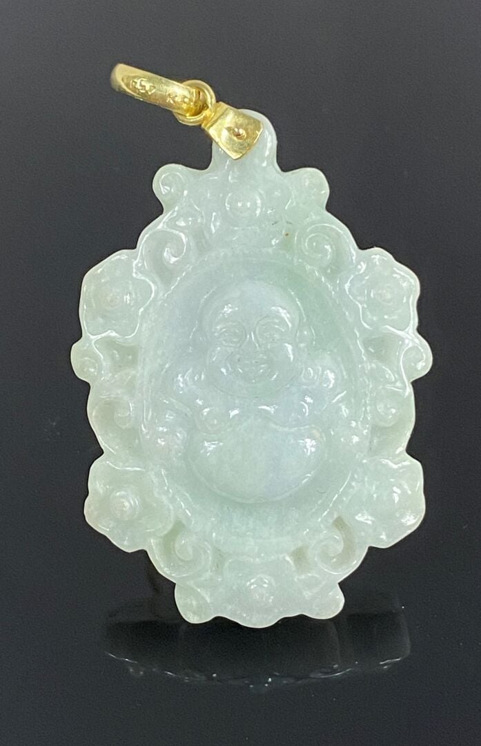 CHINE - Pendentif à monture en or jaune 14K orné d'un bouddha rieur dans un méd…