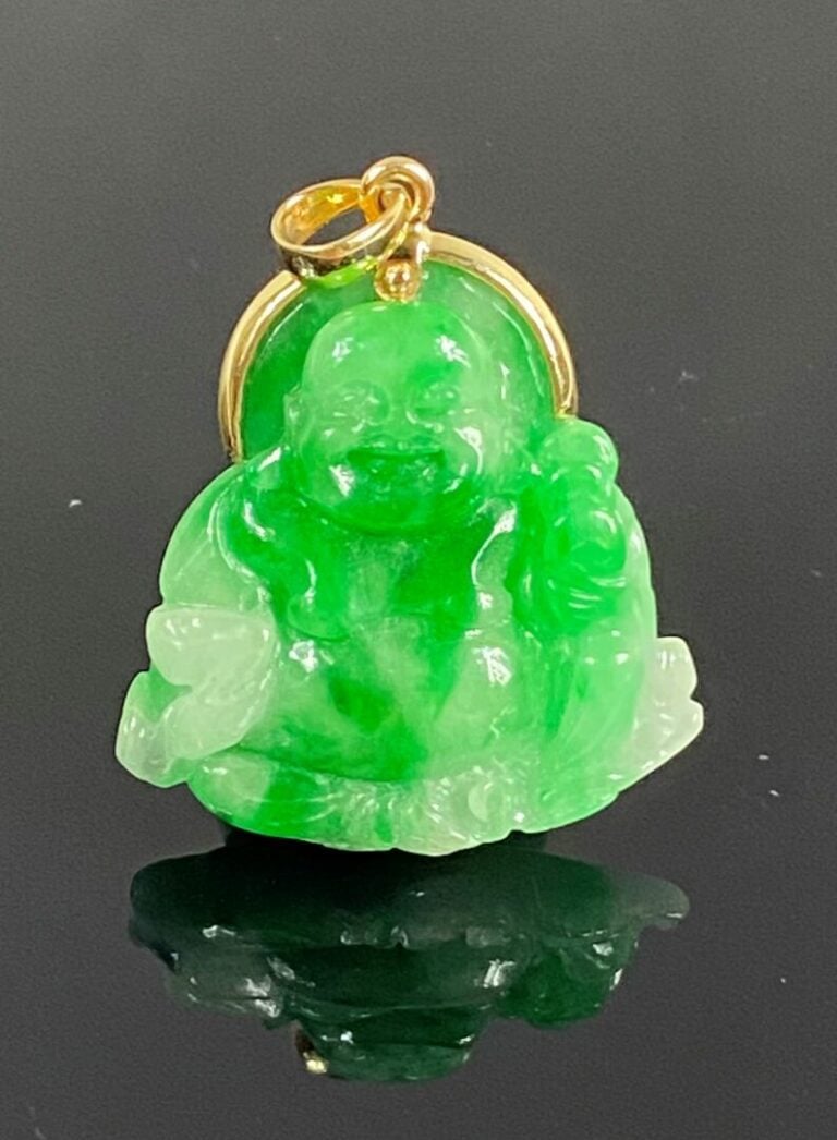 CHINE - Pendentif à monture en or jaune (14K) orné d'un bouddha rieur en jade j…