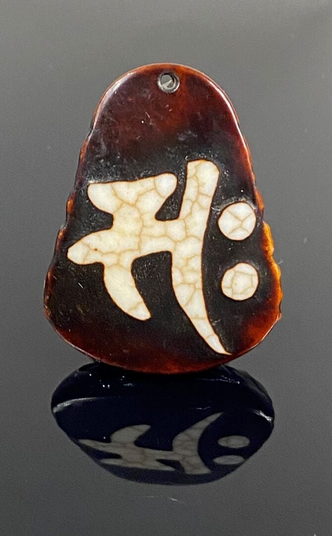 CHINE - Pendentif en agate brune et crème craquelé sculpté d'un démon. - Rappel…