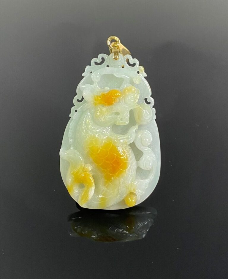 CHINE - Pendentif en or jaune (14K) orné d'un jade blanc légèrement veiné de ro…